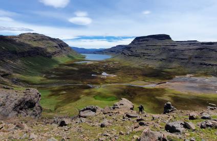 Photo d'un paysage montagneux parcouru de rivières et de lacs dans l'Archipel des Kerguelen (TAAF)